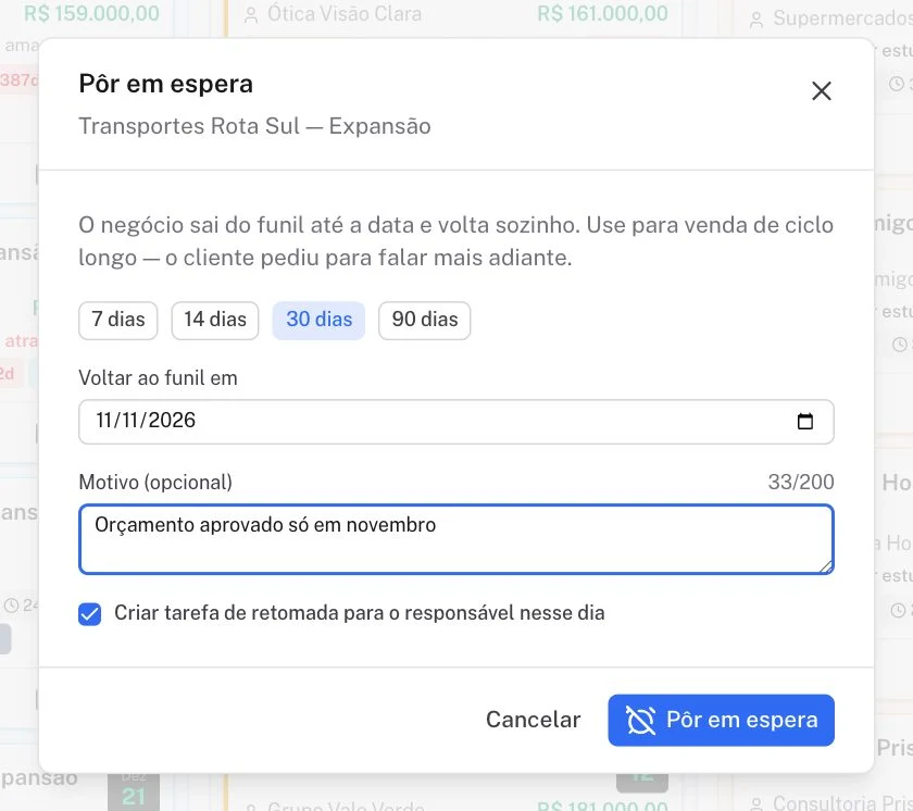 Janela de Pôr em espera com atalhos de prazo, motivo e tarefa de retomada.